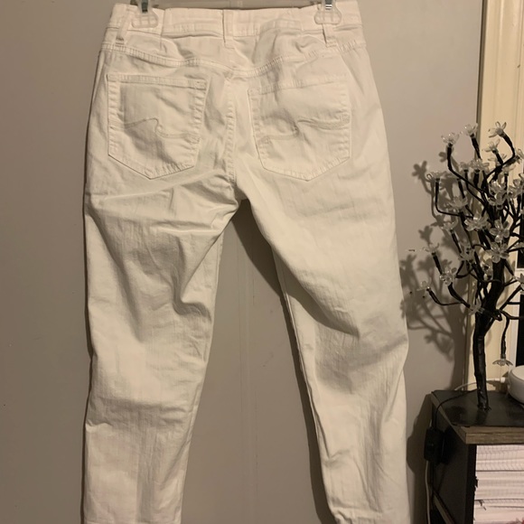 Low waisted white jeans. - Picture 5 of 6